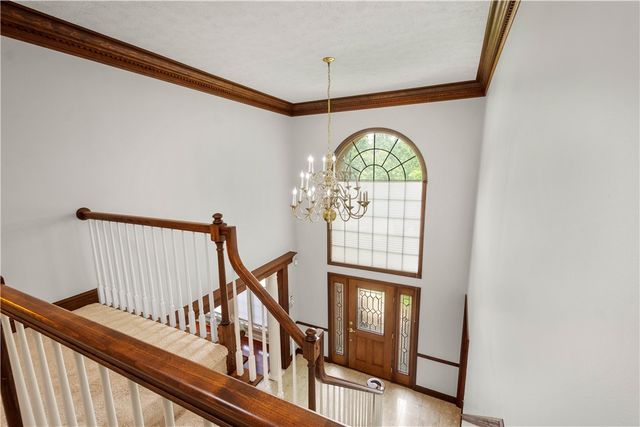 1648 Blackburn Heights Dr, Ohio Twp, PA 15143