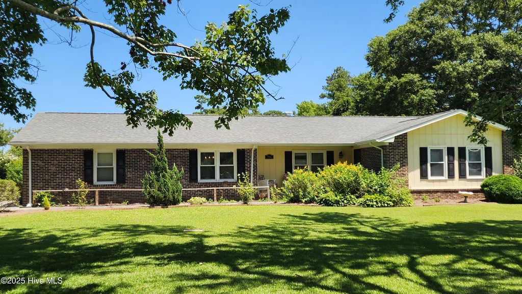 706 Hedrick Boulevard, Morehead City, NC 28557