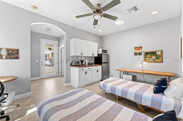 827 E 26TH AVENUE, New Smyrna Beach, FL 32169