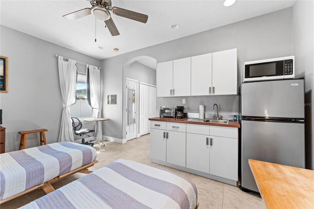 827 E 26TH AVENUE, New Smyrna Beach, FL 32169