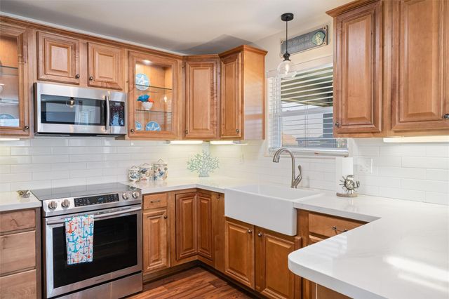 981 S Stingaree Drive, Crystal Beach, TX 77650