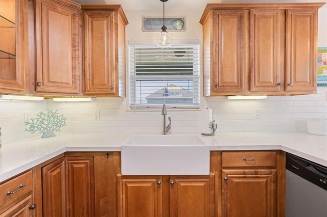 981 S Stingaree Drive, Crystal Beach, TX 77650