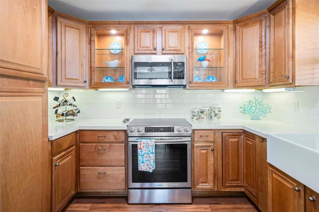 981 S Stingaree Drive, Crystal Beach, TX 77650