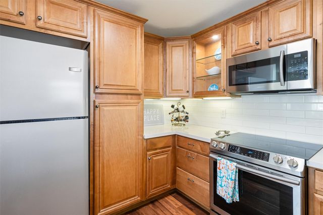 981 S Stingaree Drive, Crystal Beach, TX 77650