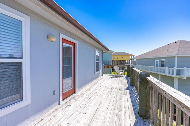 981 S Stingaree Drive, Crystal Beach, TX 77650