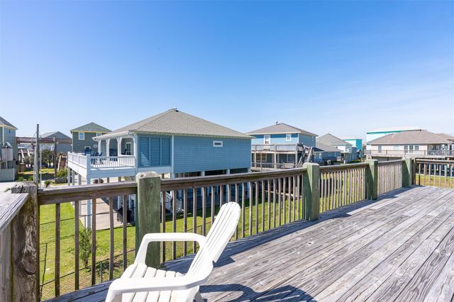 981 S Stingaree Drive, Crystal Beach, TX 77650