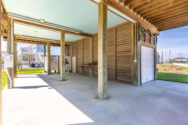 981 S Stingaree Drive, Crystal Beach, TX 77650