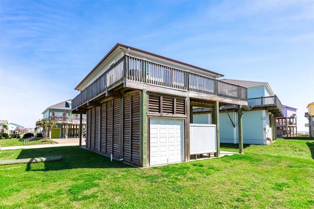981 S Stingaree Drive, Crystal Beach, TX 77650