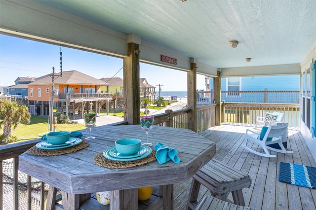 981 S Stingaree Drive, Crystal Beach, TX 77650