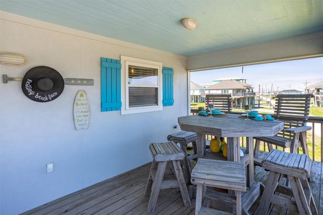 981 S Stingaree Drive, Crystal Beach, TX 77650