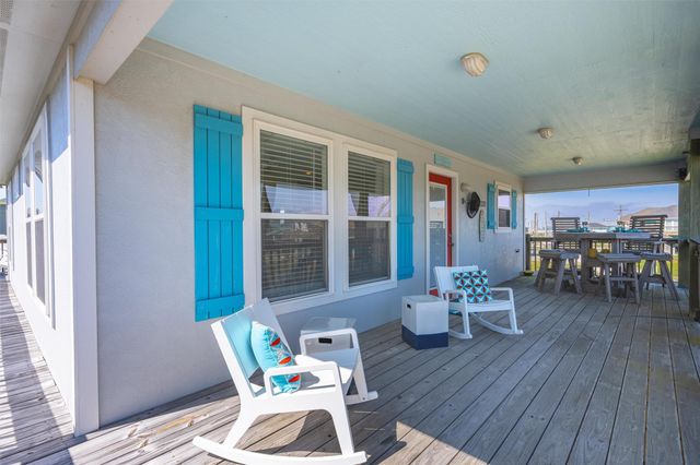 981 S Stingaree Drive, Crystal Beach, TX 77650