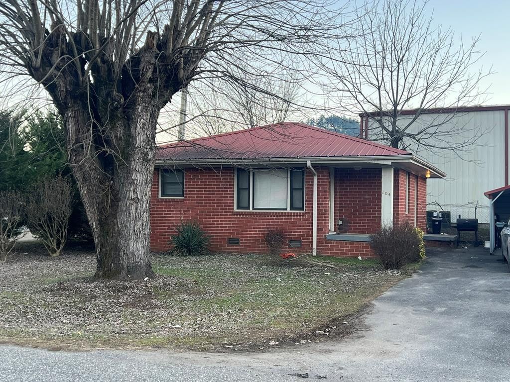 44 Laura Street, Robbinsville, NC 28771