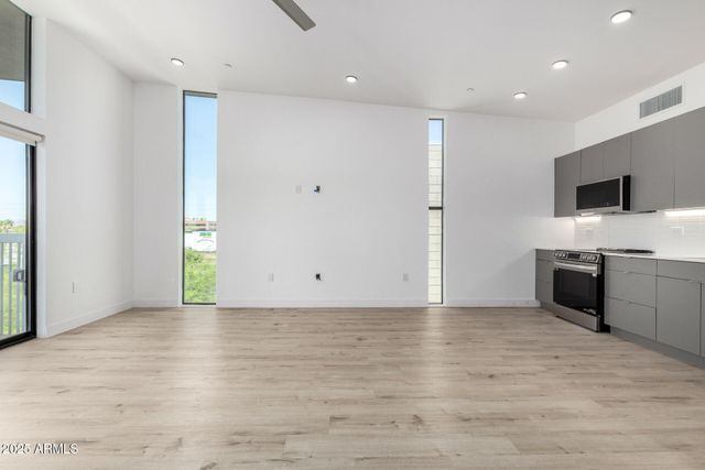 531 E WILLETTA Street 303, Phoenix, AZ 85004