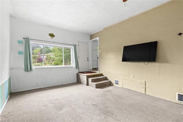 889 Hopwood LN, Virginia Beach, VA 23455