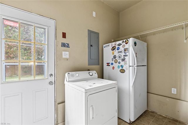 889 Hopwood LN, Virginia Beach, VA 23455