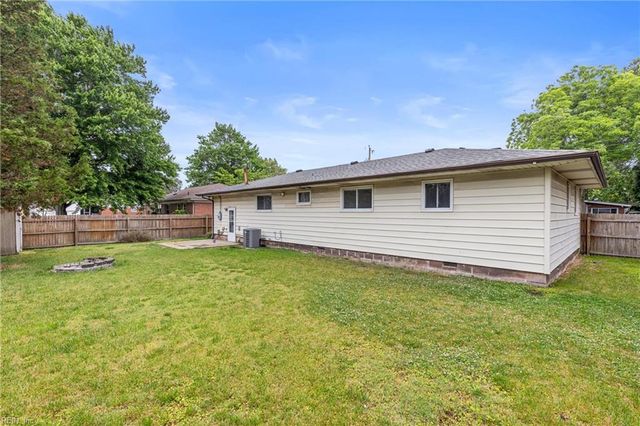 889 Hopwood LN, Virginia Beach, VA 23455