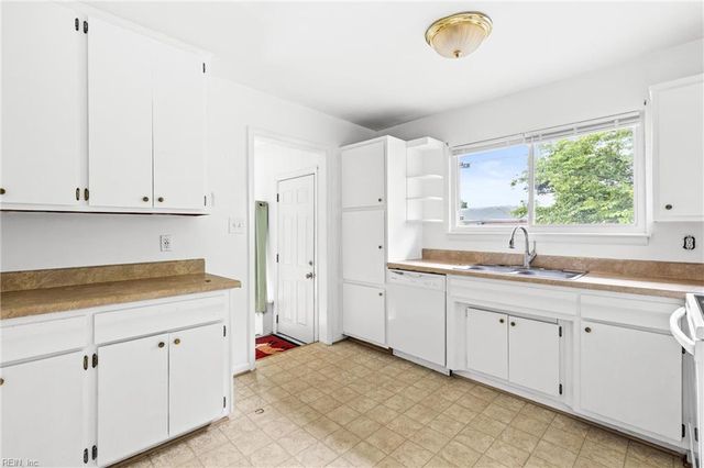 889 Hopwood LN, Virginia Beach, VA 23455