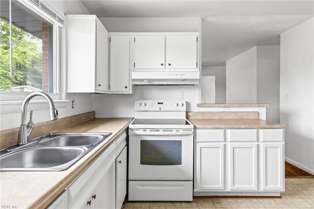 889 Hopwood LN, Virginia Beach, VA 23455