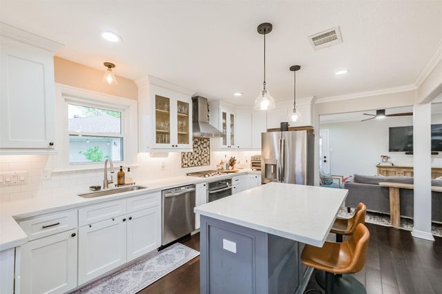 8502 Westview Drive, Spring Valley Village, TX 77055