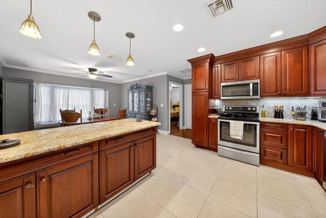 746 W WASHINGTON AVENUE W, Lake Helen, FL 32744