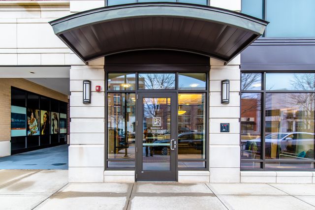 850 Village Center Drive 306, Burr Ridge, IL 60527