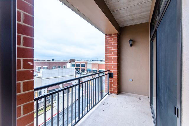 850 Village Center Drive 306, Burr Ridge, IL 60527