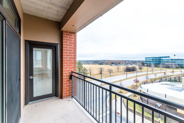 850 Village Center Drive 306, Burr Ridge, IL 60527