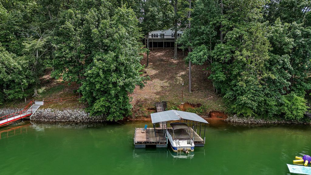 313 Lakeview Drive, Townville, SC 29689
