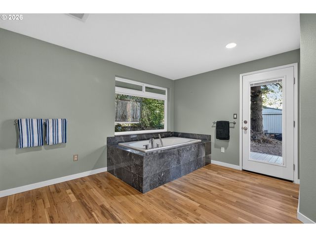 15781 LODER Rd, Oregon City, OR 97045