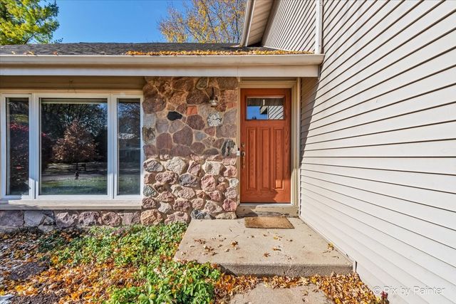 900 Sarasota Lane, Crystal Lake, IL 60014