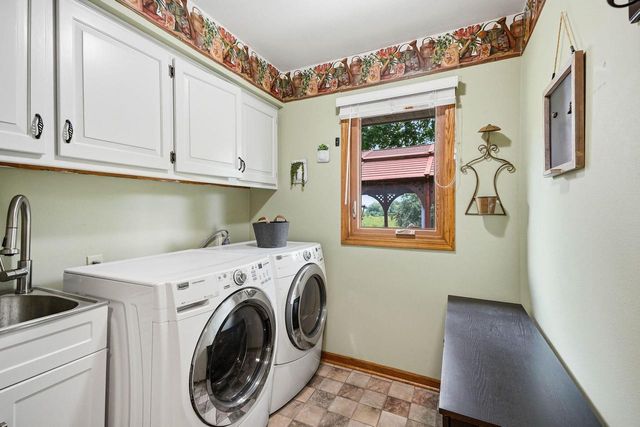 2927 Willard LANE, Waukesha, WI 53188