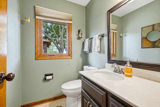 2927 Willard LANE, Waukesha, WI 53188