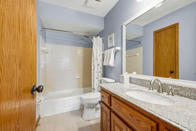 2927 Willard LANE, Waukesha, WI 53188