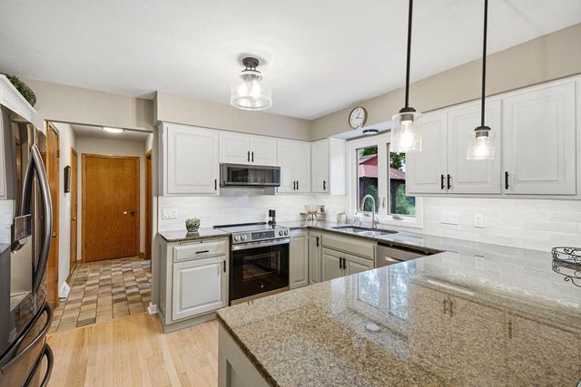 2927 Willard LANE, Waukesha, WI 53188