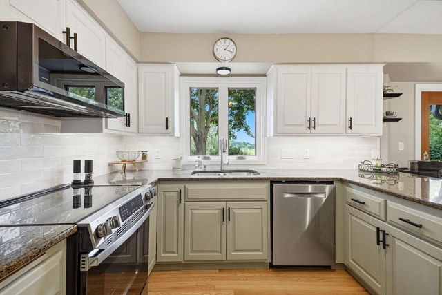 2927 Willard LANE, Waukesha, WI 53188