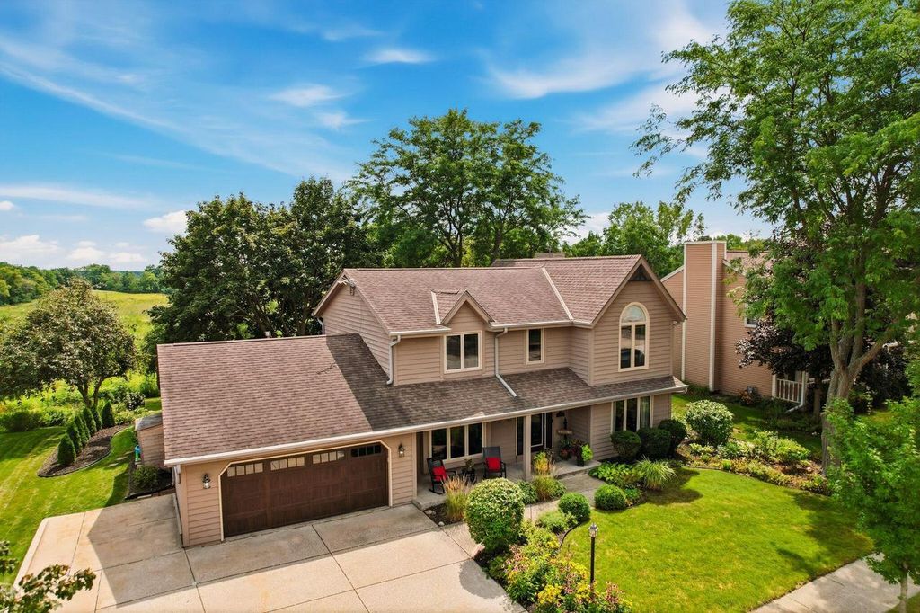 2927 Willard LANE, Waukesha, WI 53188
