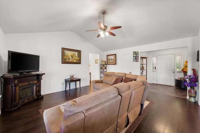 123 Clubhouse Drive, Corsicana, TX 75109
