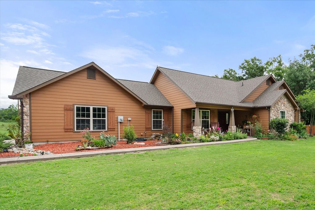 123 Clubhouse Drive, Corsicana, TX 75109