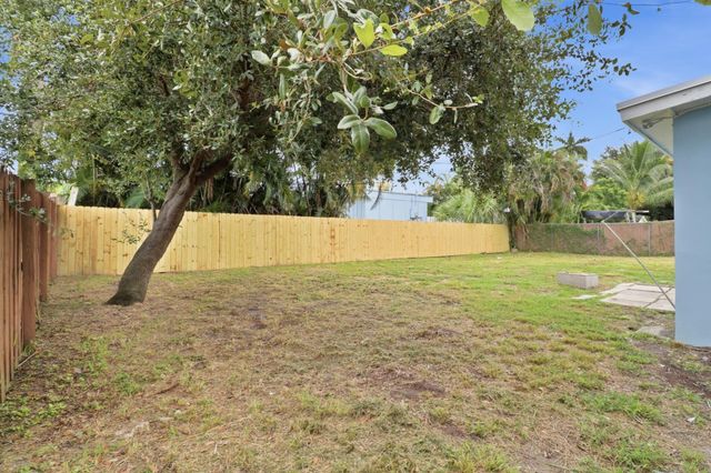 328 PONTE VEDRA Road, Palm Springs, FL 33461