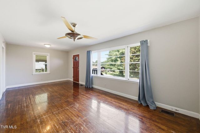 205 Pioneer Avenue, Johnson City, TN 37604