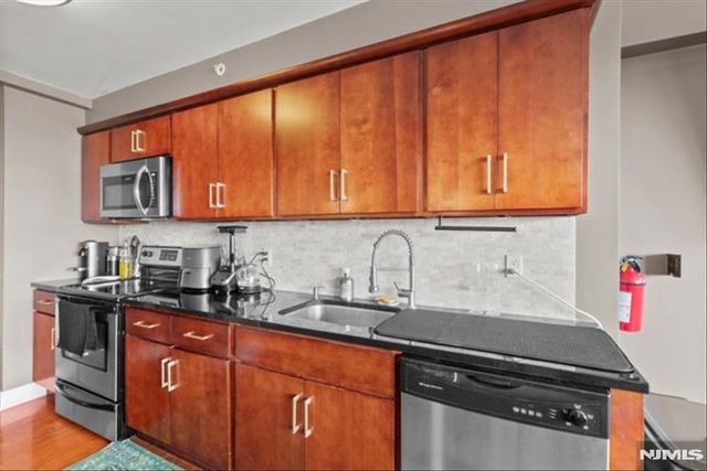 60 Parkway Drive 12A, East Orange, NJ 07017