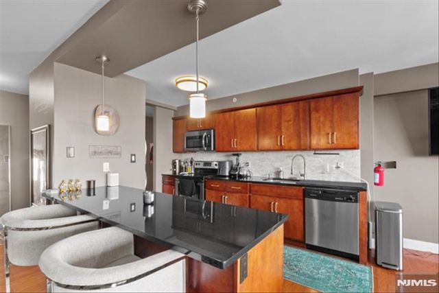60 Parkway Drive 12A, East Orange, NJ 07017