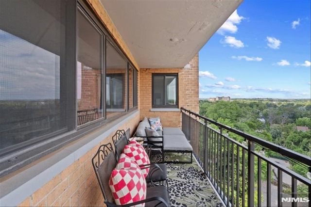 60 Parkway Drive 12A, East Orange, NJ 07017