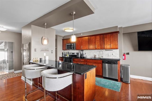 60 Parkway Drive 12A, East Orange, NJ 07017