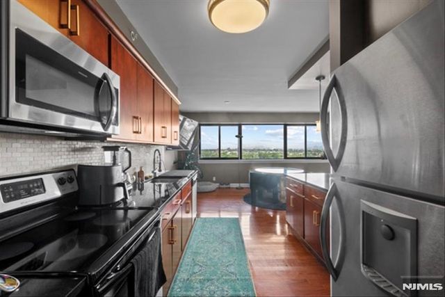 60 Parkway Drive 12A, East Orange, NJ 07017
