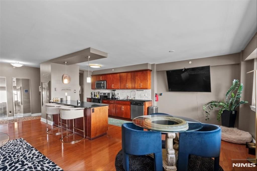 60 Parkway Drive 12A, East Orange, NJ 07017
