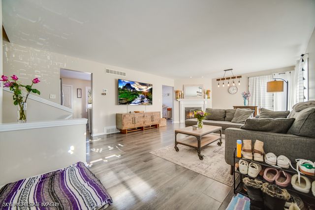 113 APRIL Lane, North Aurora, IL 60542