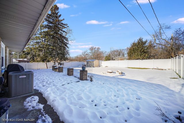 113 APRIL Lane, North Aurora, IL 60542