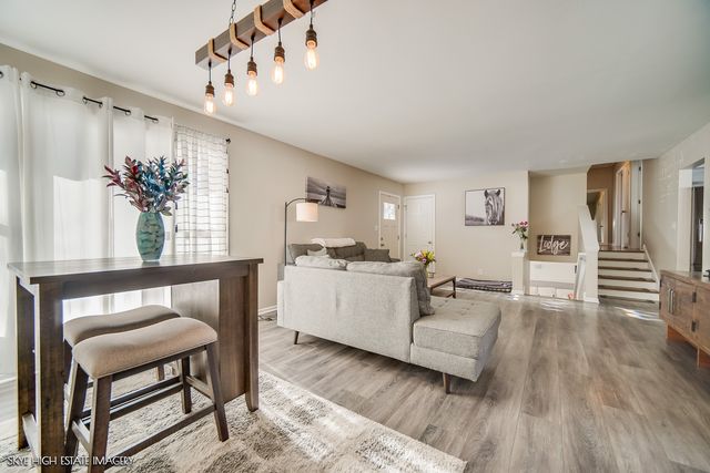 113 APRIL Lane, North Aurora, IL 60542