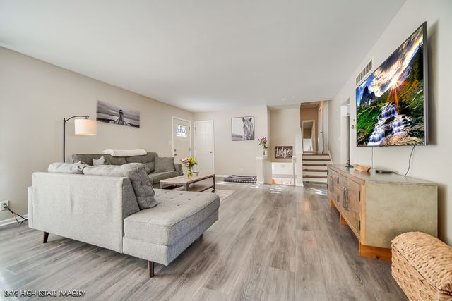 113 APRIL Lane, North Aurora, IL 60542